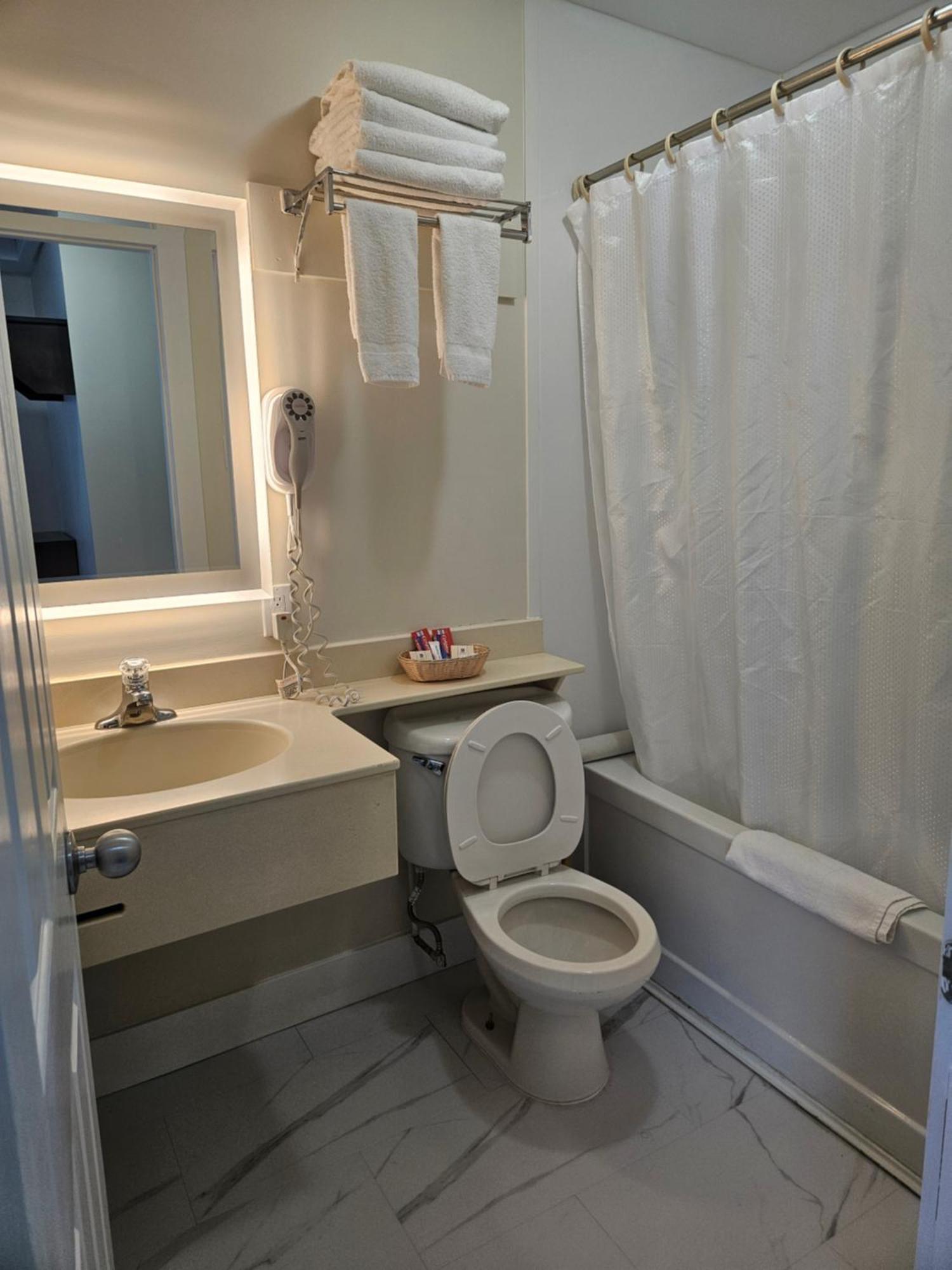 Leelas Villa Inn Flesherton Екстер'єр фото